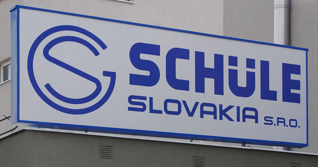 Krabicová reklama Schüle Slovakia s napnutou plachtou a LED podsvietením